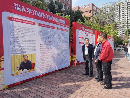 说明: 男人站在街道上走描述已自动生成